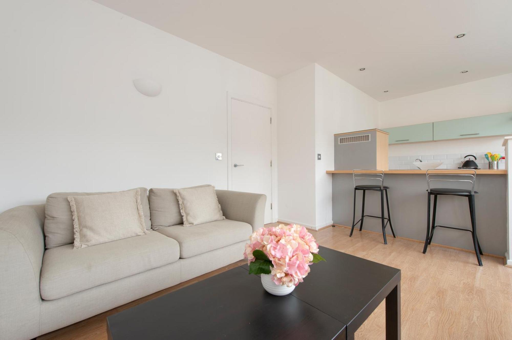 Modern Luxury Apartment By Bow Road Station Лондон Екстер'єр фото